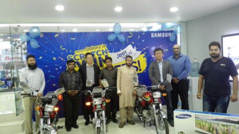 1- Picture caption President Samsung Pakistan J.H Lee and Marketing head Saad ul Hassan along with winners of Scratch and Win.jpg