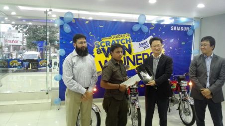 2- Samsung Pakistan President J.H Lee  with  grand price Car winner of Samsung Scratch and Win offer ..jpg